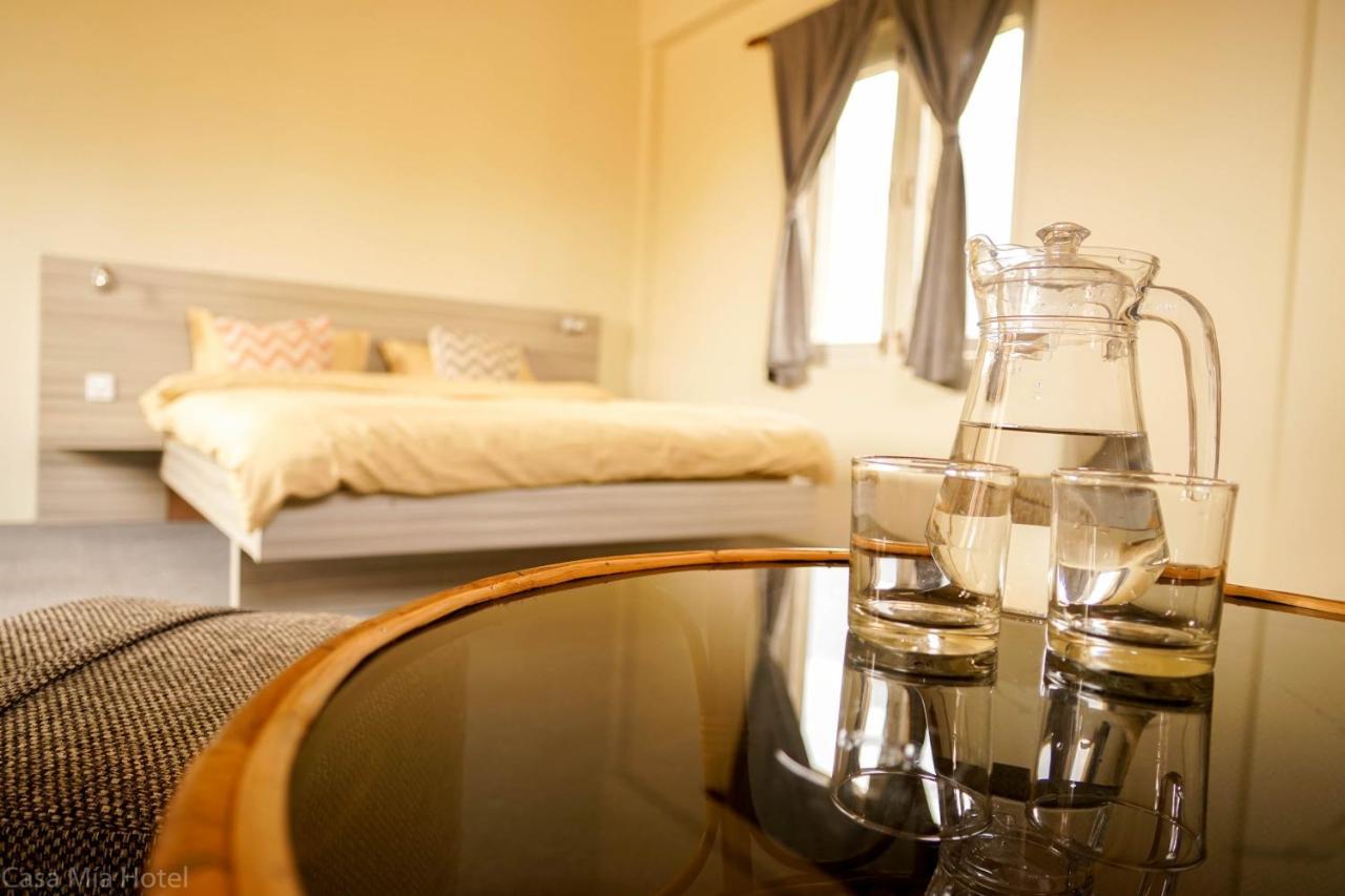 Chambre Lit Queen-Size avec Salle de Bains Commune