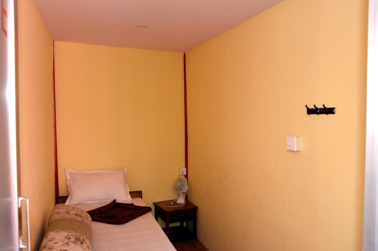 Chambre Simple avec Toilettes et Douche Communes